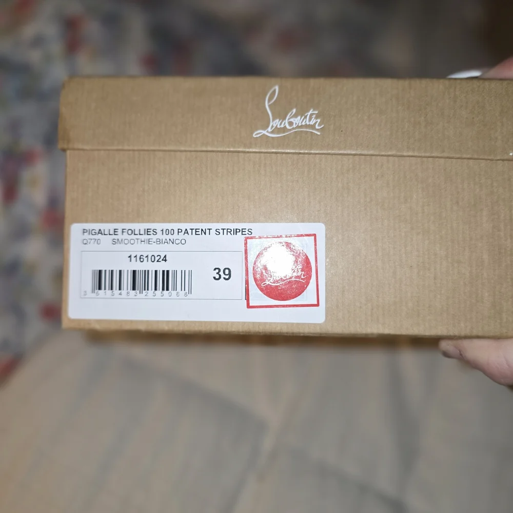 Christian Louboutin - Picture 10 of 10